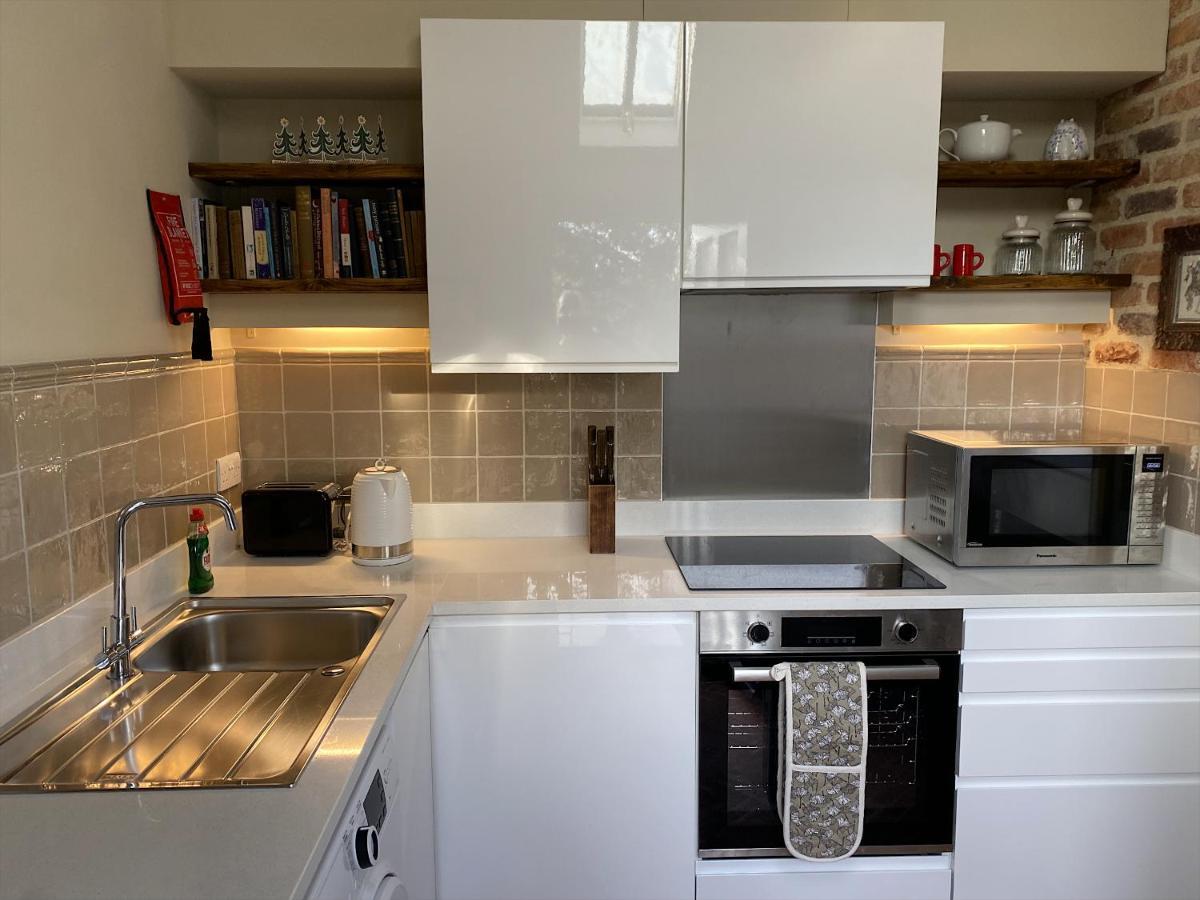 Enchanting 1 Bedroom Home With Kitchen Сафрън Уолдън Екстериор снимка